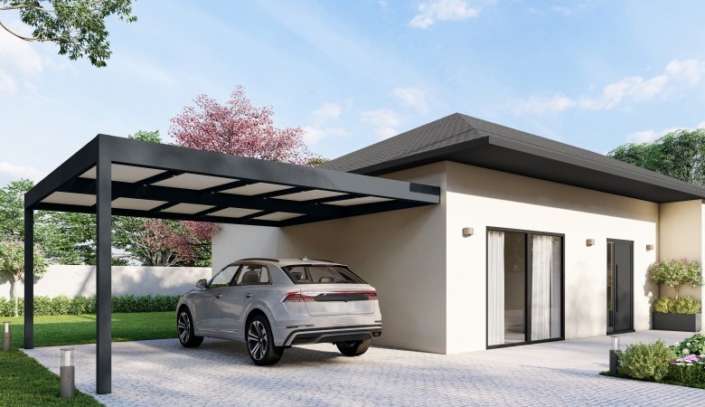 Abri voiture moderne Maison Spann Maison moderne avec carport et voiture, entourée de verdure et d'un ciel bleu.