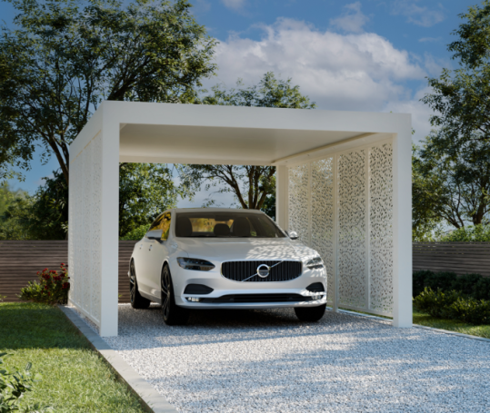 Abri voiture moderne Maison Spann Dijon Voiture blanche garée sous un abri moderne, entourée d'un jardin verdoyant.