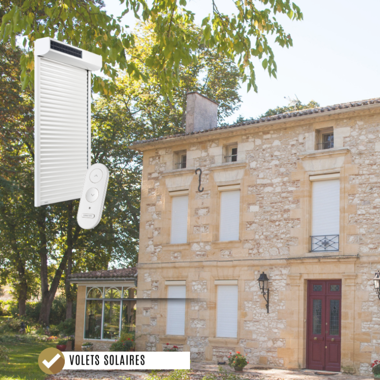 Volets Solaires Maison Spann à Dijon Volets solaires installés sur une maison en pierre, avec télécommande à côté.