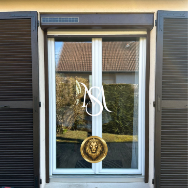 Nos volets solaires Bubendorff Fenêtre avec des volets battant et solaire assortis.