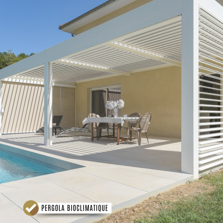 Pergola à Dijon : vente et pose Terrasse avec une pergola, une table et des chaises près d'une piscine.