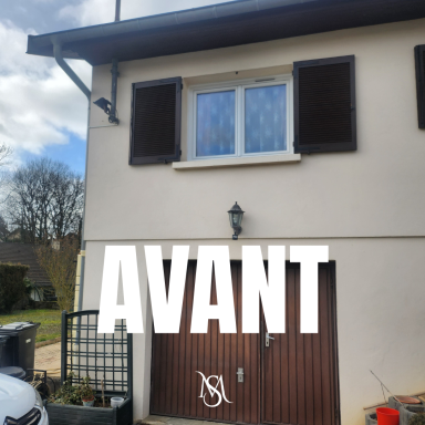 Nos volets solaires Façade d'une maison avec une porte de garage et des fenêtres, inscriptions "AVANT" en bas.